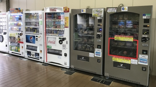 中央教育棟滝山テラスに「フードロス削減自動販売機」が登場 | News | 創価大学