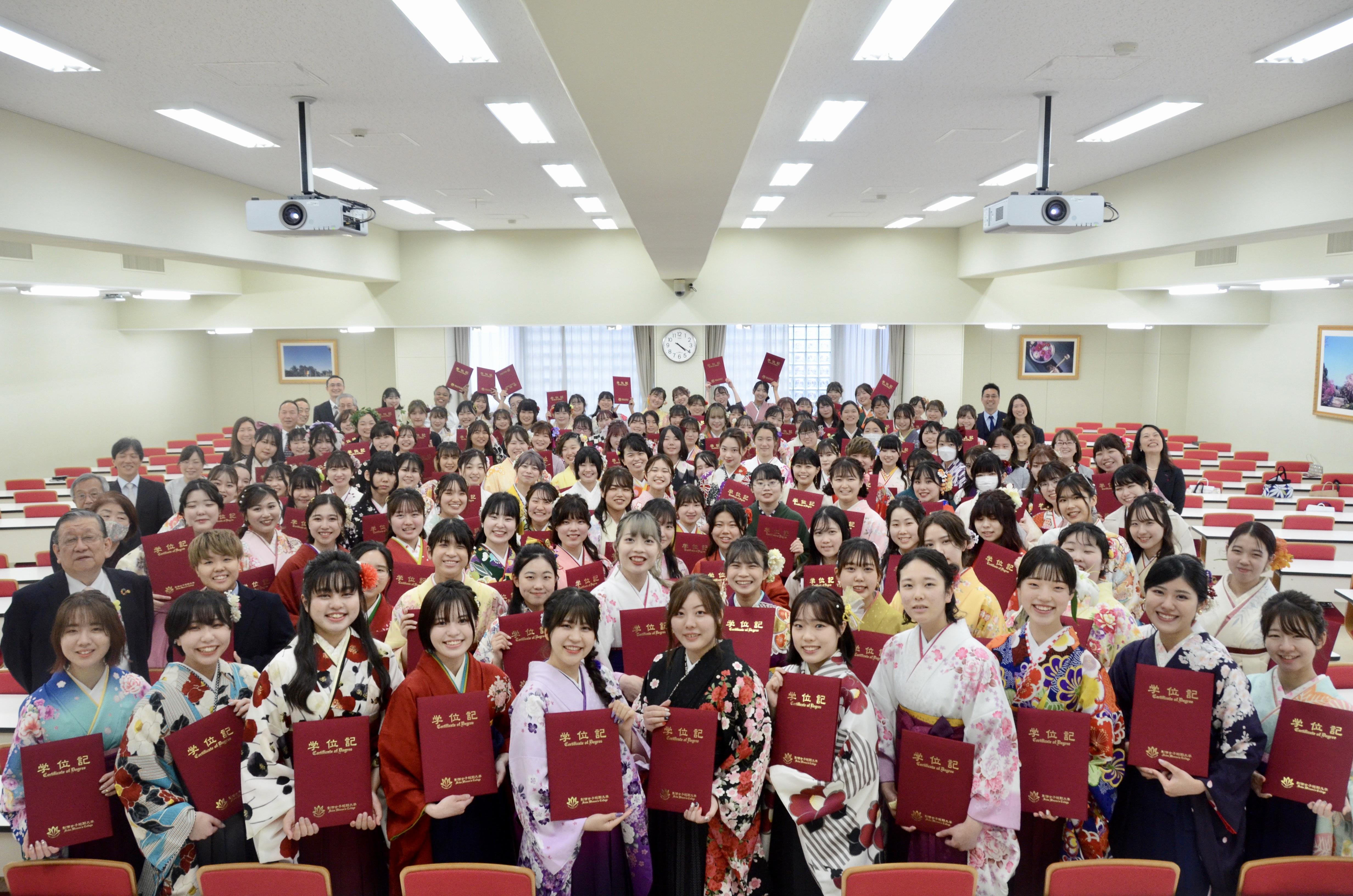 第37回創価女子短期大学卒業式を挙行しました | News | 創価女子短期大学